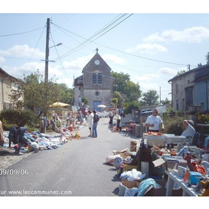 Brocante ensoleillée à Marson-sur-Barboure, jolie village aux maisons de pierre 