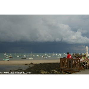 Moment paisible sur la terrasse du Bigorn eau, alors que ça gronde au fond de la baie de Quiberon...