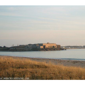 Le fort de Penthièvre à la lumière du Soleil couchant.