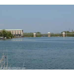 Construit entre les deux guerres aux limites de la commune,
 le barrage hydroélectrique d ARGANCY sur la riviére Moselle régule le niveau d eau du canal des mines de fer de la Lorraine. 