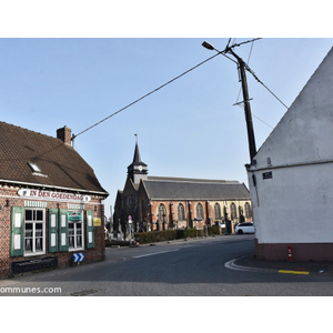 le village avec église Saint François