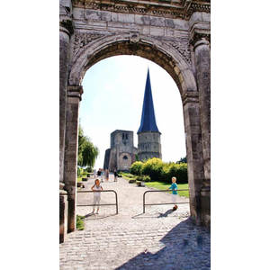 au fond la tour carrée de l'Abbaye 