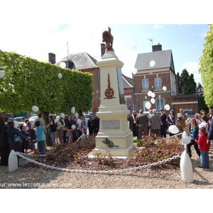 Le 8 mai 2010, devant le Monument aux Morts, Envol de ballons offerts par l ONAC en hommage aux Victimes de la Guerre 39/45, encadré par la Commission Culturelle du Coudray-St-Germer.