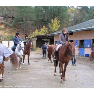 Départ en promenade au Centre Equestre Perche Ré...
