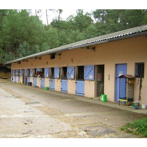 Les écuries (2) du Centre Equestre Perche Réno