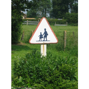 Attention : Enfants dans le  village