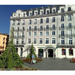 Le batiment de l ancien"grand hôtel" place de jau...