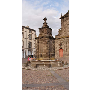 Fontaine Place de l église du Marthuret