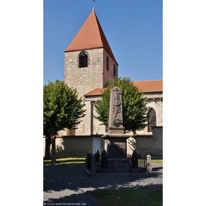 Monument-aux-Morts et église St Clément