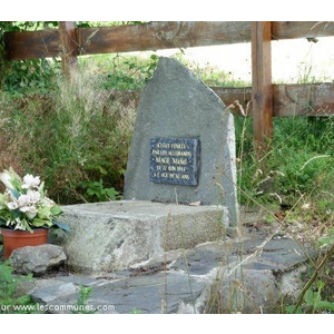 stèle de Michel Mage fusillé par les allemands le 27 juin 1944 (St Genès fut un haut-lieu de la résistance) 