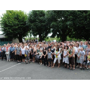les anciens élèves de St Genès se sont retrouvés au"rendez-vous des écoliers" pour une journée pleine d émotion, le 1er août 2009