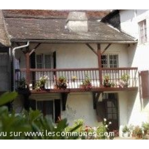 Un  joli balcon place de l Eglise.Photo JCSB