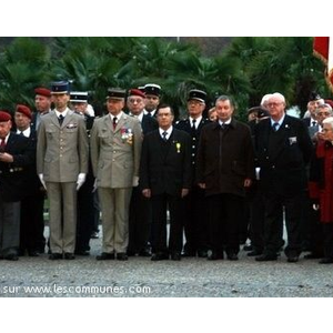 Cérémonie du 5 décembre 2009 à Mourenx. Une partie des personnalités invités par le Président de l UNC Mourenx Bassin de Lacq  présentes à la Mémoire de tous les Morts en Algérie. Le sous-préfet Militaire, le Lieutenant-Colonel HABONNEAU a remis la Médail