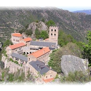 abbaye st martin du Canigou , chef d oeuvre architectural du XIème siècle, perchée à 1100 mètres d altitude 