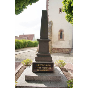 le monument aux ùorts 