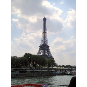 Vue de la Seine, La tour eiffel construite par Gus...