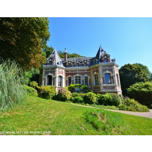 Cette villa-château a été construite en 1866 par l architecte havrais Théodore Huchon. La demeure est bâtie en briques et pierres de style Louis XIII. Les reines d Espagne Marie Christine et Isabelle II y auraient séjourné à plusieurs reprises. Sur le mêm
