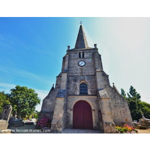 L église Saint Vaast est précédée d un clocher porche à flèche polygonale en pierre. 