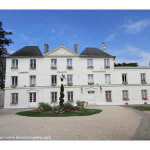 La mairie installée dans le château de Maulny