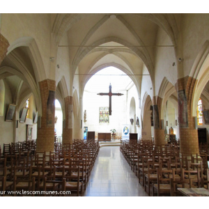 Eglise intérieur la nef vers le choeur voutée en...