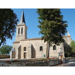 l église ND , remaniée mais à l intérieur vous découvrirez la romane du XI/XII ème que l on attends. Cette église est liée au chemin de St Jacques de Compostelle. La route actuelle devant cet édifice est le chemin de St Jacques , et aussi la route de TOUR