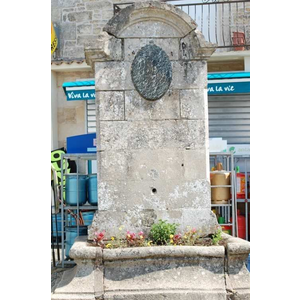 la fontaine sur la place du village 