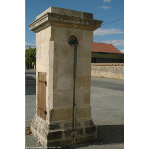 Fontaine pompe place du Foirail 