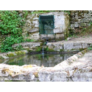 le lavoir de Lussay restauré par un équipe de jeune en vacances dans la région