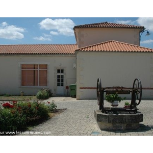 Le puits près de la Mairie 