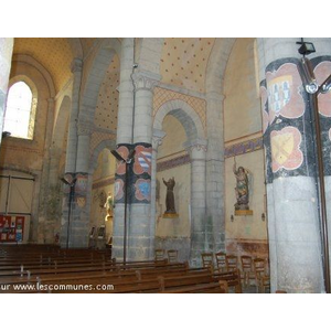 l intérieur de l église  St Hilaire 