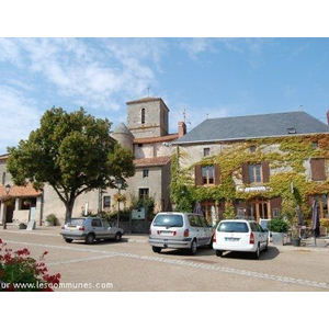 L  église Saint Hilaire  époque pré roman IX -X ème siècle, la place, 