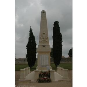 Monument aux Morts pour la France dans le cimetiè...