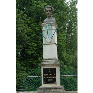 Buste de René Caillié sur le pont du Mignon 