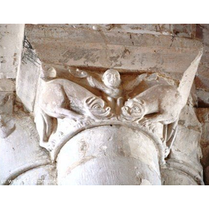 Sculpture sur chapiteau représente Daniel dans la fosse aux lions église ND de DEY XII éme siècle