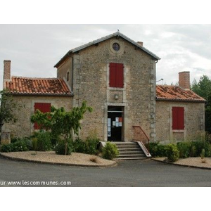 Communes du nord des Deux sèvres , dans le canton d  AIRVAULT. Possède une des plus vieilles église pré- romane du Poitou datant du X eme siècle époque carolingienne, également un très beau pont roman composé de cinq arches  sur la rivière DIVE