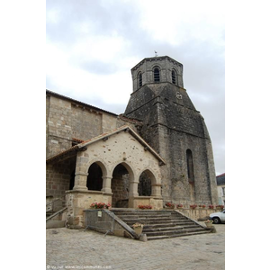 Eglise Sainte Eulalie à Secondigny , construction en granit , XII ème siècle 
