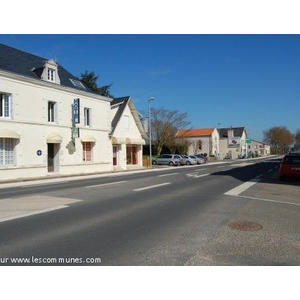 La rue principale RN 11 aujourdui RD 811, ex route impériale n 11 au XIX éme
(voir plaques)