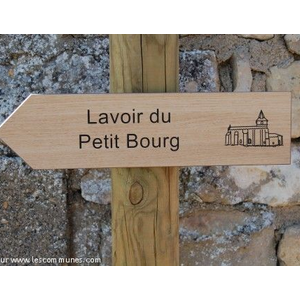 Ces panneaux clairs et pratiques jalonnent la commune sur les chemins de randonnée 