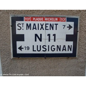 Très belle plaque Michelin année 1932, vestiges routiers encore en place, pour le plaisir des automobilistes collectionneurs d anciennes voitures....