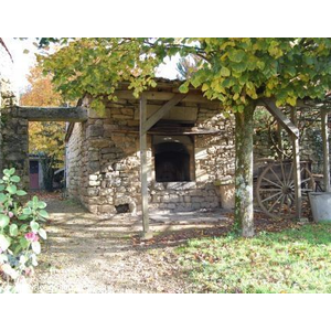 Le four a pain, communal , plusieurs fois par an il fonctionne, grace aux bénévoles des associations de SOUVIGNE