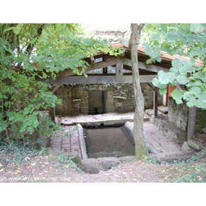 Lavoir à la campagne. De nombreux lavoirs sont sur la commune de Souvigné dans chaque hameau.. Vous les retrouvez facilement lors de vos balades à pied sur les chemins balisés.