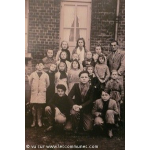 photo d école(éléves et Mr Corsaut instit) 1949
