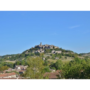 Vue de Cordes-sur-Ciel depuis Les Cabannes