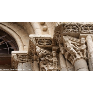 Ruines Portail Roman ( Détail )