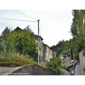 Le Village a gauche le Château