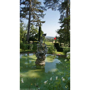 Fontaine Parc du Château de Saurs