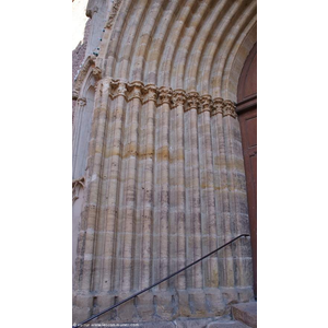 église St Pierre ( Détail du Portail )