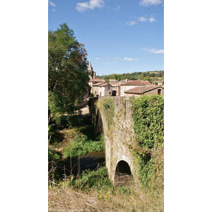 Le Village au premier plan le pontde Candéze(12/13 Em Siècle)