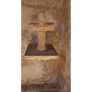 Croix d époque Médiévale (sous le porche de l église St Pierre)
