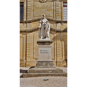 Cour de l Abbaye de Sorèze ( Statue du Père Henri Dominique Lacordaire )